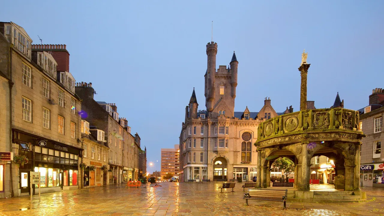 Château historique au centre Aberdeen à la tombée de la nuit