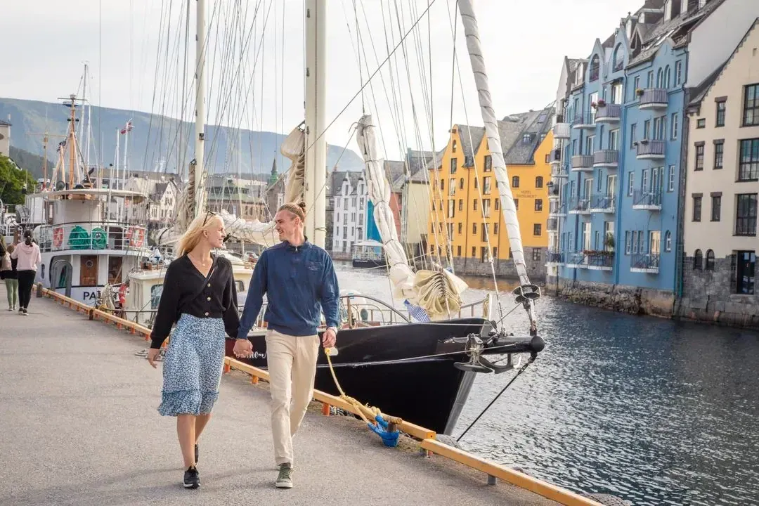 Bâtiments Art Nouveau en bord de mer à côté du port d'Ålesund