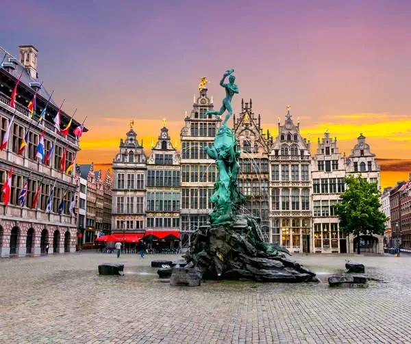 Front de mer historique d'Anvers et architecture urbaine au bord de l'Escaut
