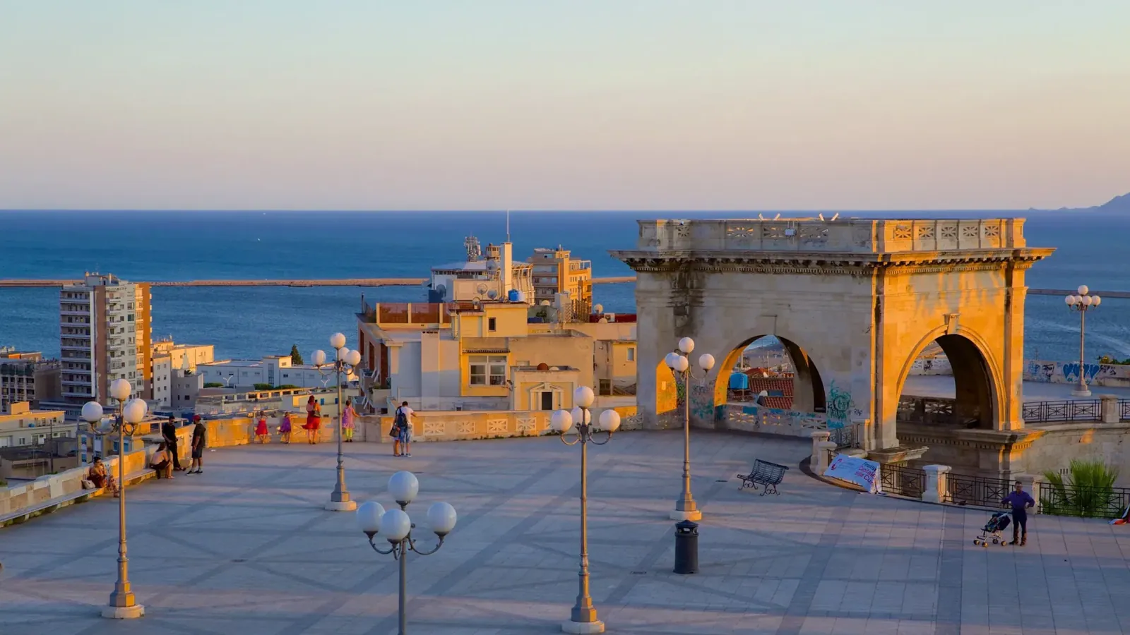 Cagliari ville historique et front de mer méditerranéen en Sardaigne