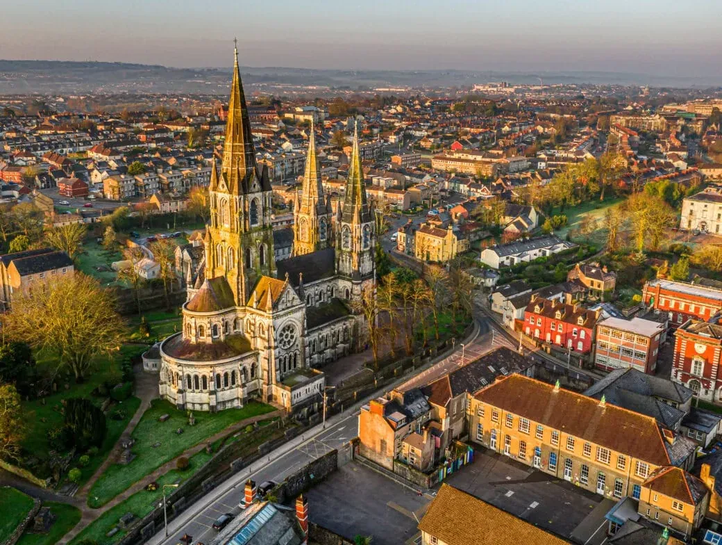 Cork ville, rivière Lee et rues colorées du sud de l'Irlande