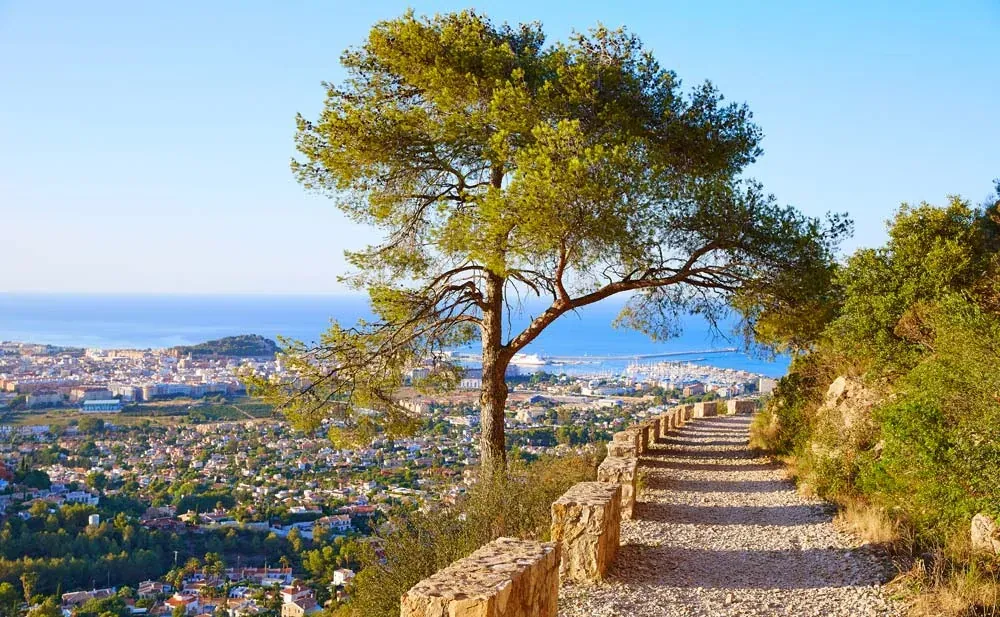Dénia château, port de plaisance et côte méditerranéenne sur la Costa Blanca espagnole