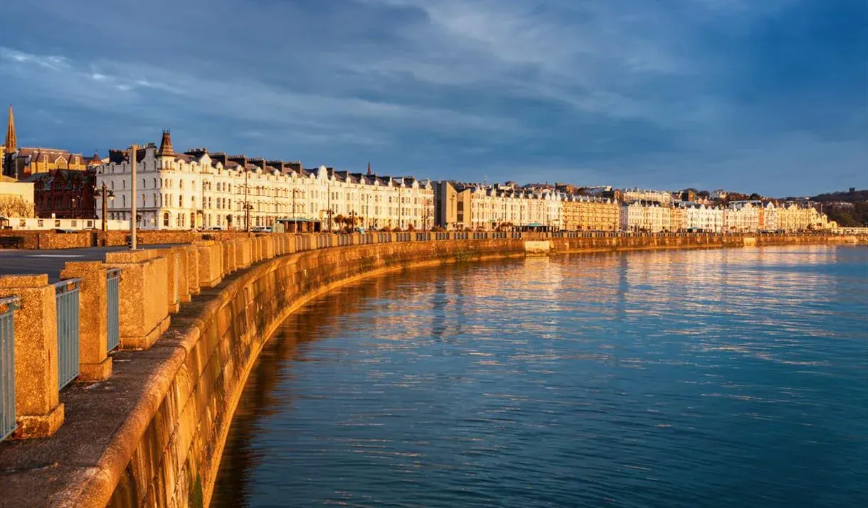 Douglas promenade, baie et front de mer sur l'île de Man