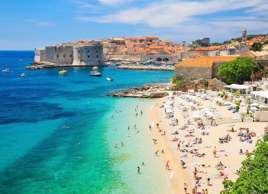 Dubrovnik Vieille ville, remparts et mer Adriatique en Croatie