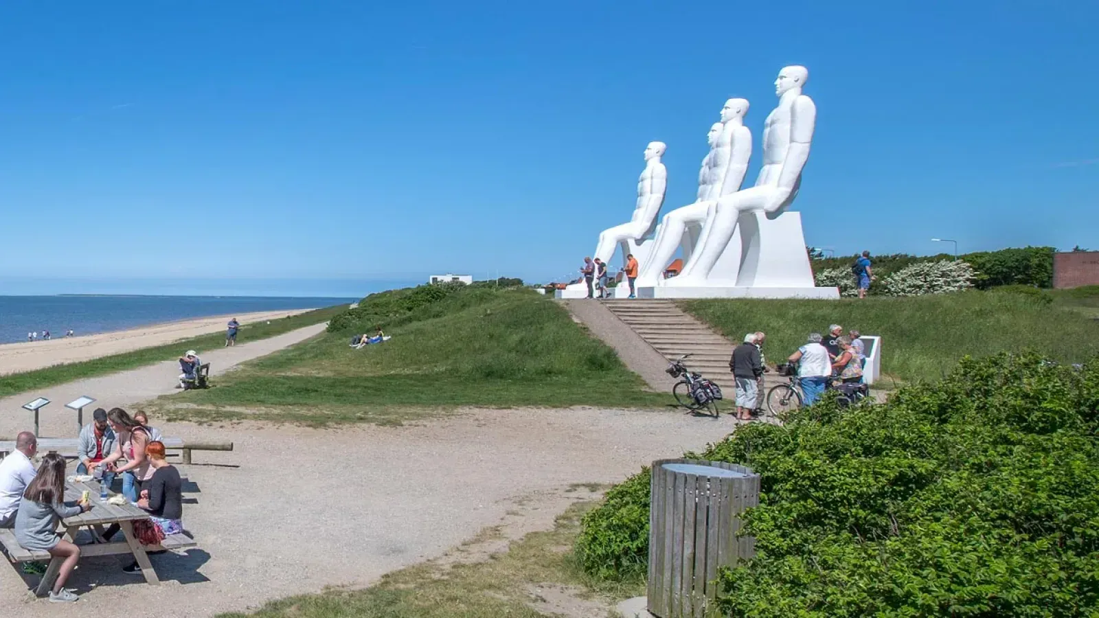 Front de mer d'Esbjerg, sculpture Men at Sea et côte danoise de la mer du Nord