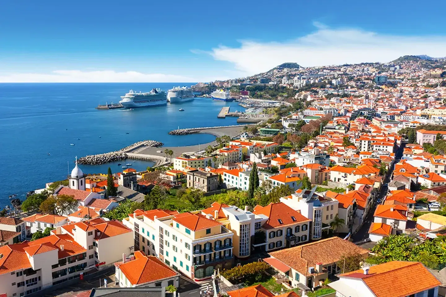 Funchal front de mer, collines et paysages atlantiques à Madère