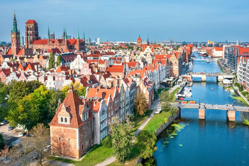 Gdańsk front de mer historique, façades colorées et rivière Motława en Pologne