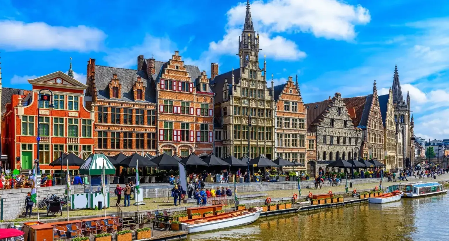 Centre-ville médiéval de Gand, canaux et maisons de corporation historiques en Belgique