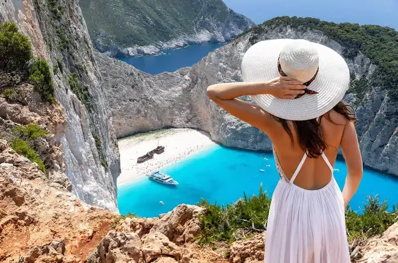 Igoumenitsa baie, front de mer et côte verdoyante de l'Épire au nord-ouest de la Grèce