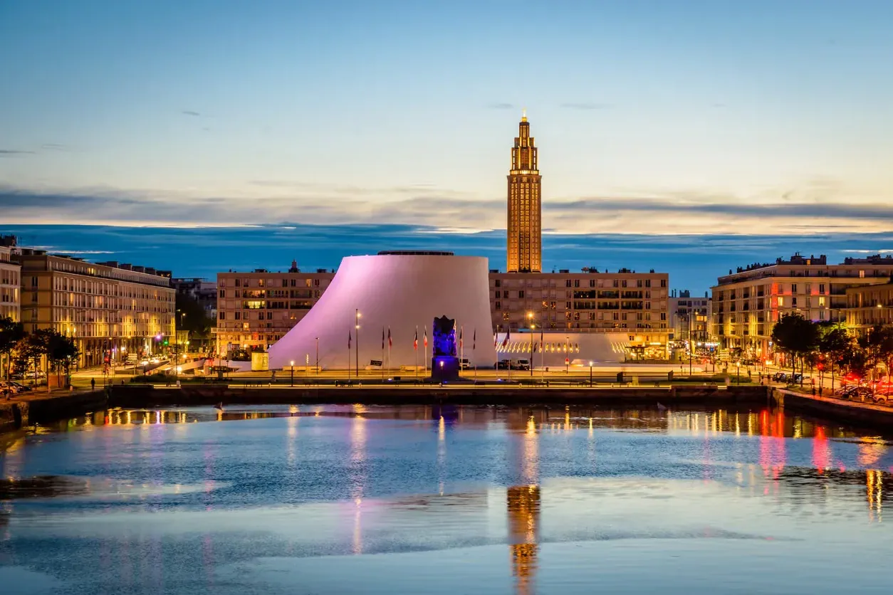 Le Havre front de mer, église Saint-Joseph et centre-ville moderne en Normandie, France