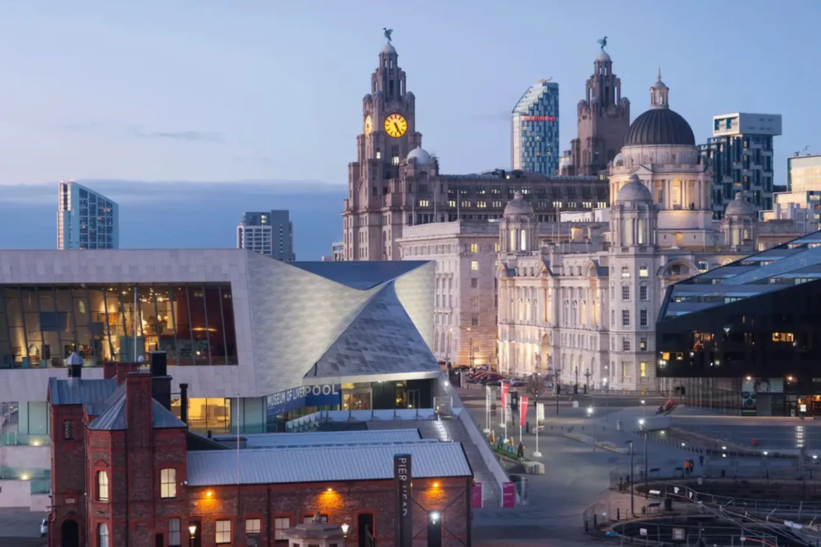 Liverpool front de mer, Trois Grâces et rivière Mersey en Angleterre