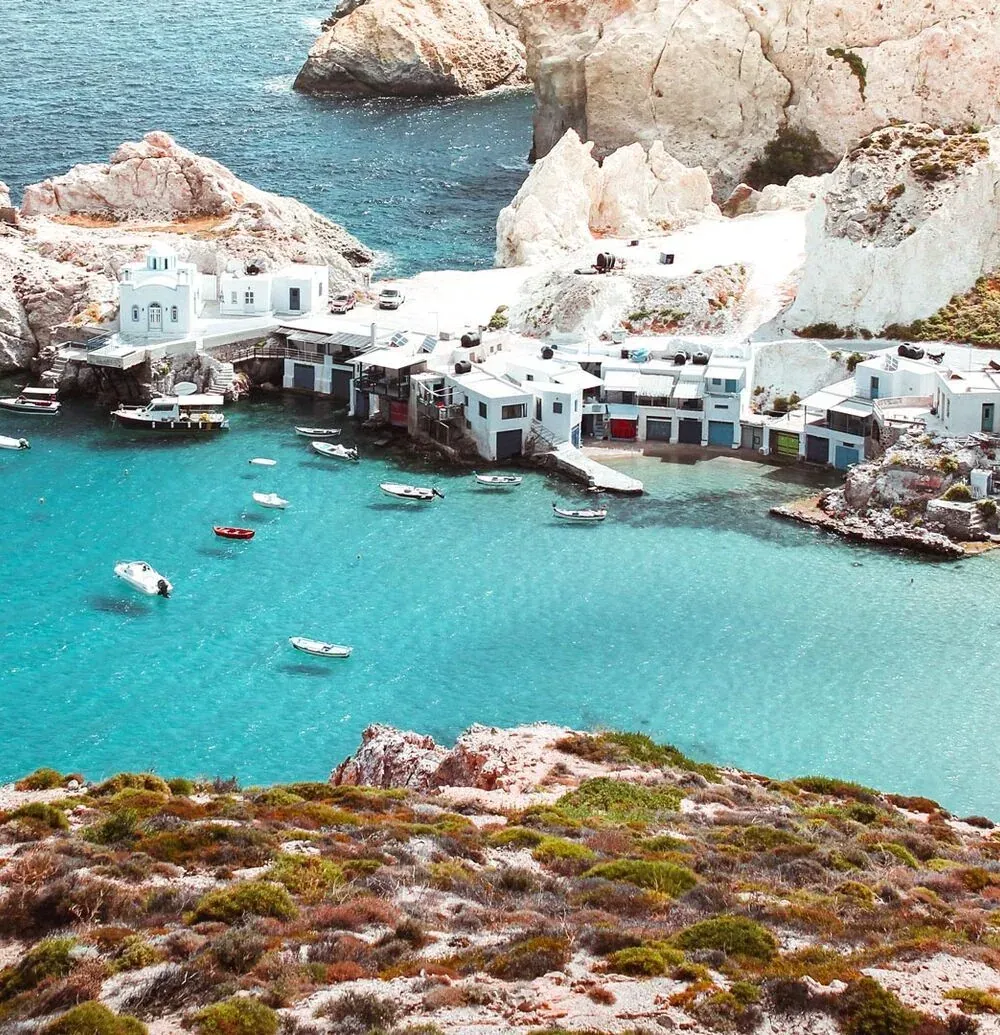 Milos falaises blanches, baies turquoise et village des Cyclades en Grèce