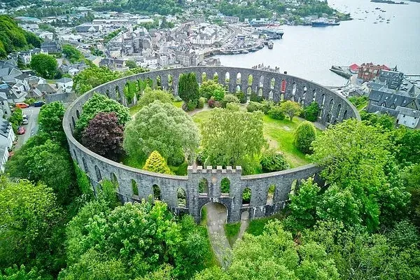 Oban front de mer, port et collines sur la côte ouest de l'Écosse