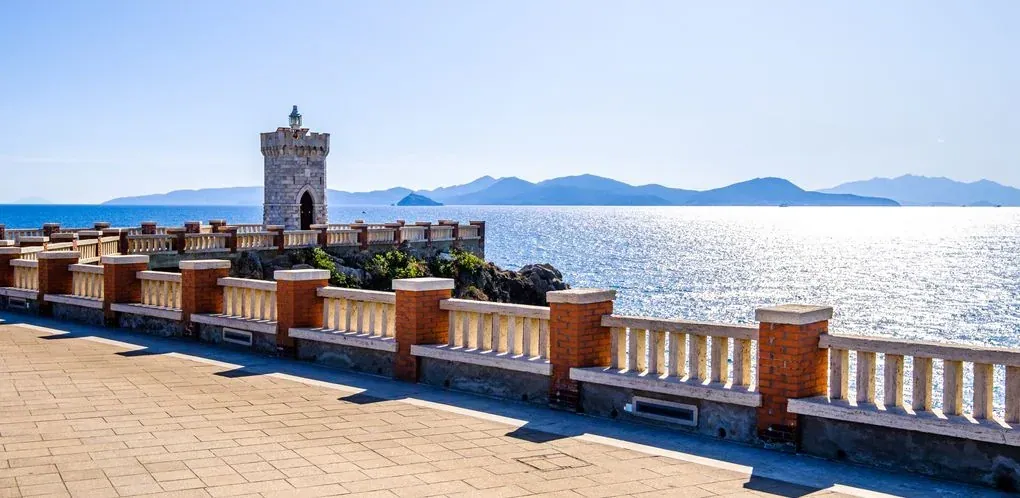 Piombino vue sur la vieille ville, la côte toscane et la mer Méditerranée