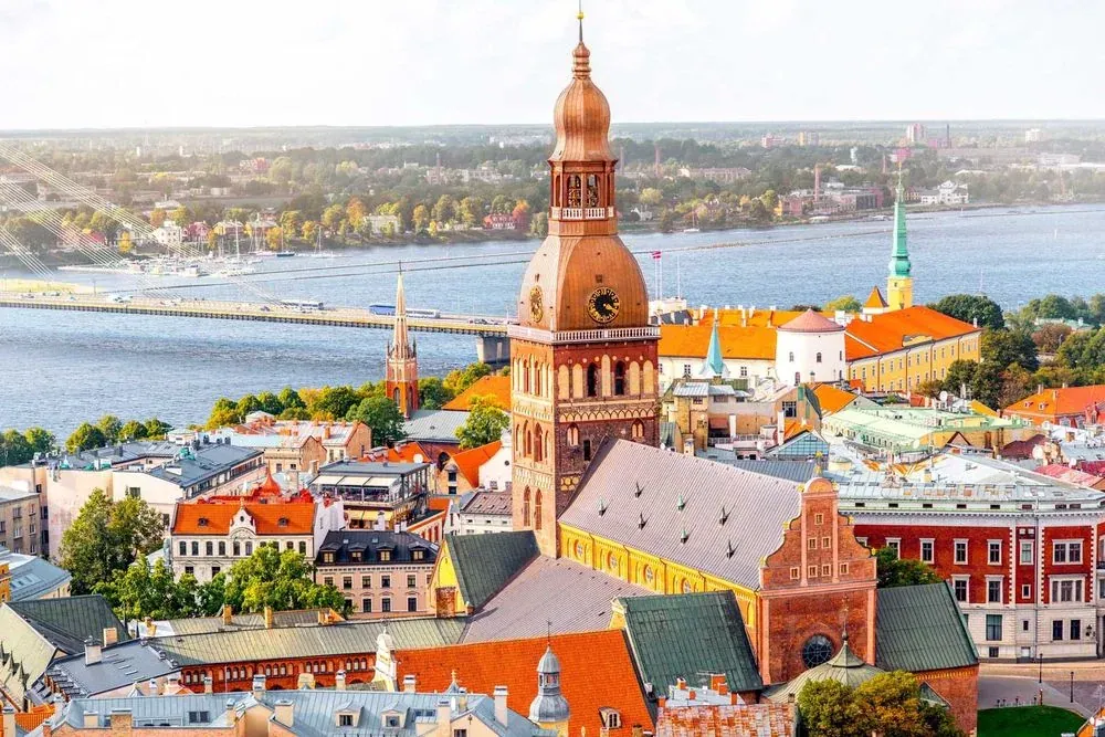 Vieille ville de Riga, bord de la rivière Daugava et horizon de la ville en Lettonie