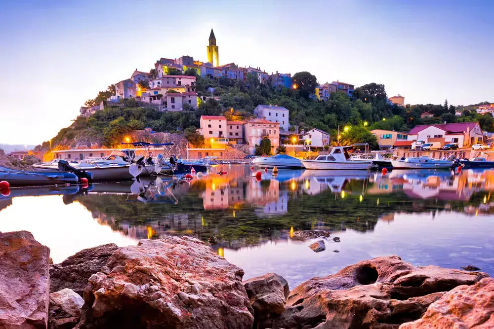 Bord de mer de Rijeka, centre-ville et baie de Kvarner en Croatie