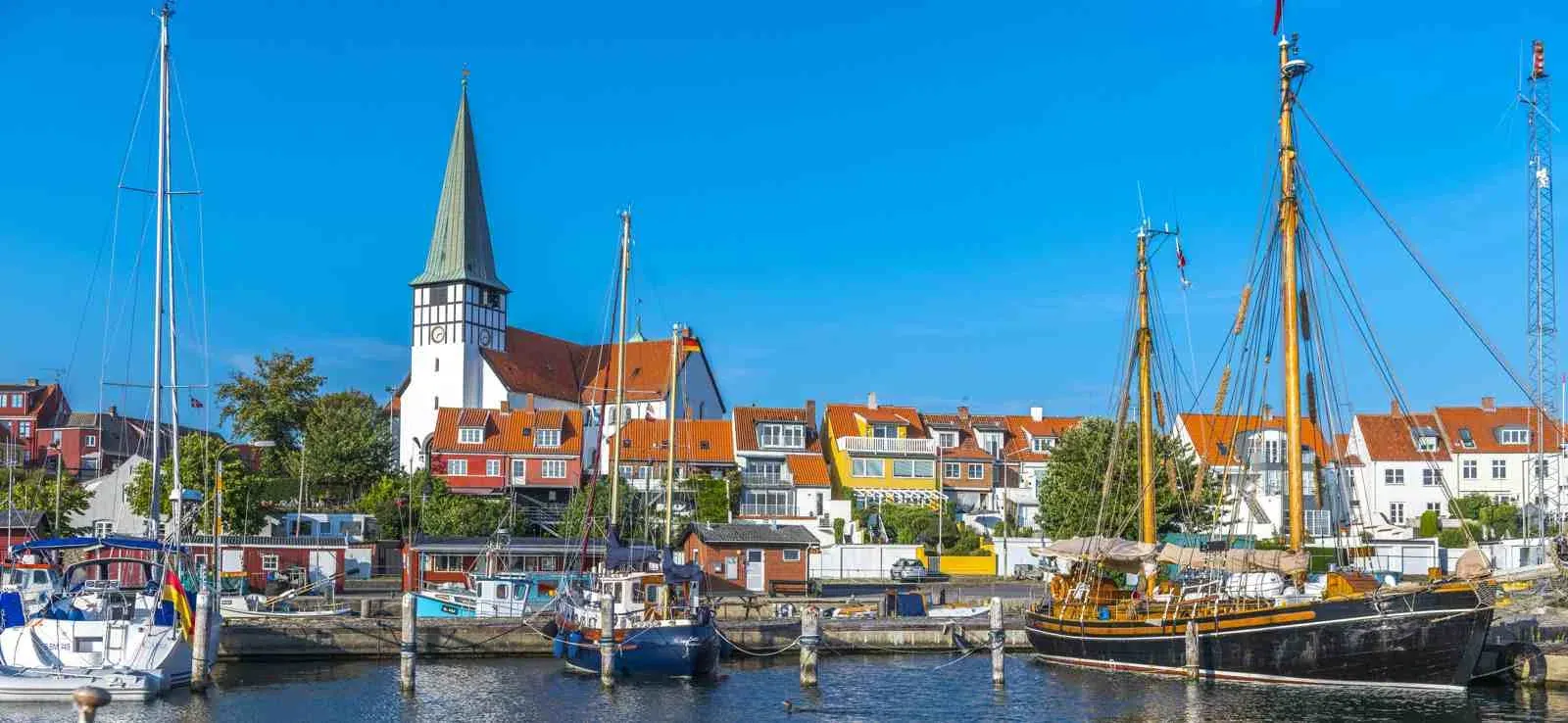 Rønne vieille ville, port et côte de Bornholm au Danemark