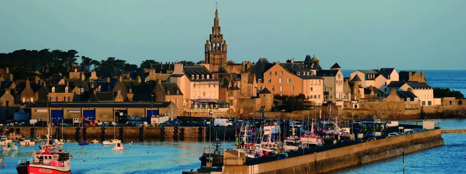 Roscoff vieux port, front de mer granitique et côte bretonne en France