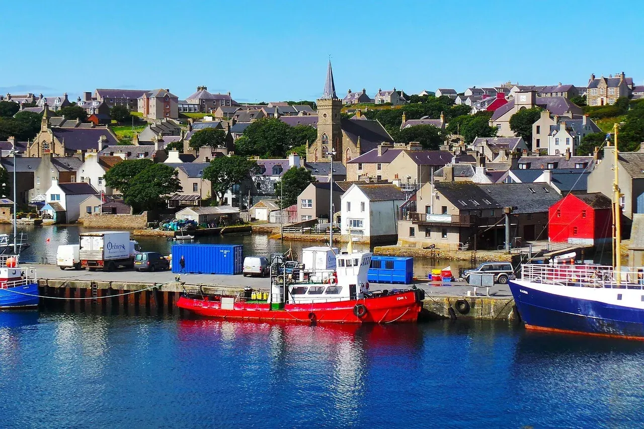 Scrabster port et côte accidentée de Caithness, dans le nord de l'Écosse