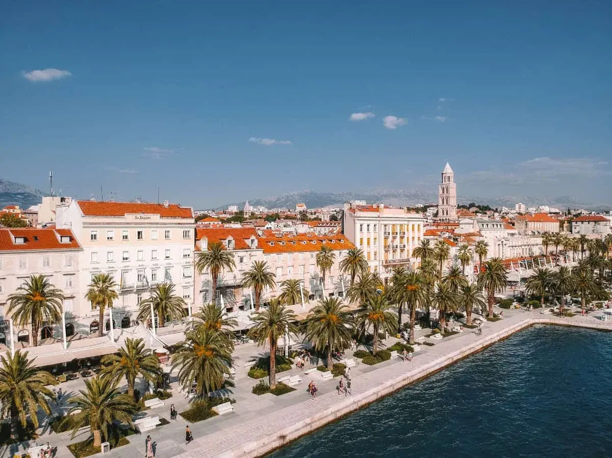 Split vieille ville, front de mer de Riva et côte Adriatique en Croatie