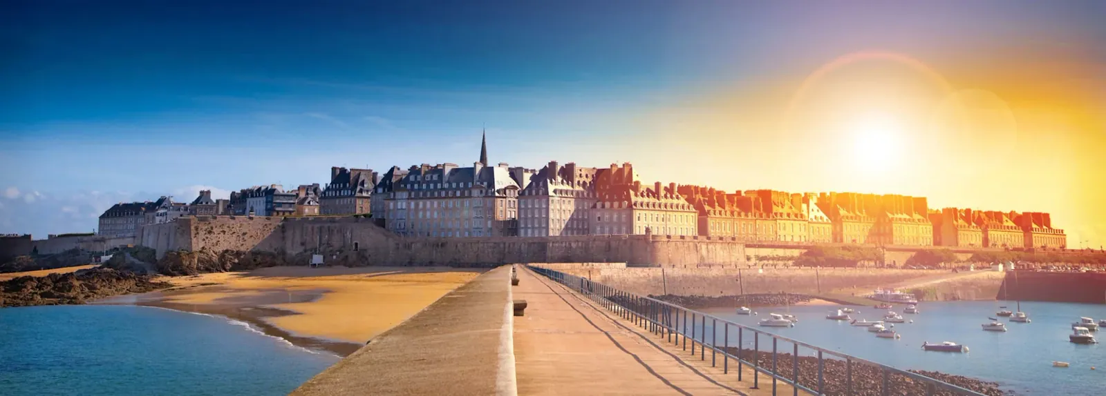 Saint-Malo vieille ville fortifiée, port et plages sur la côte bretonne de la France