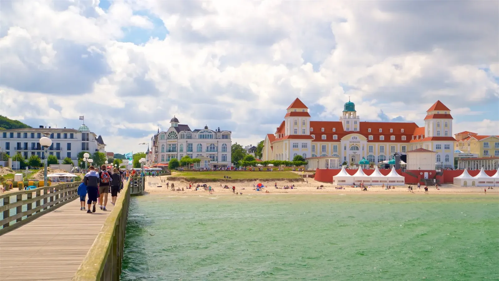 Plage de Swinoujscie, phare et front de mer de la Baltique en Pologne