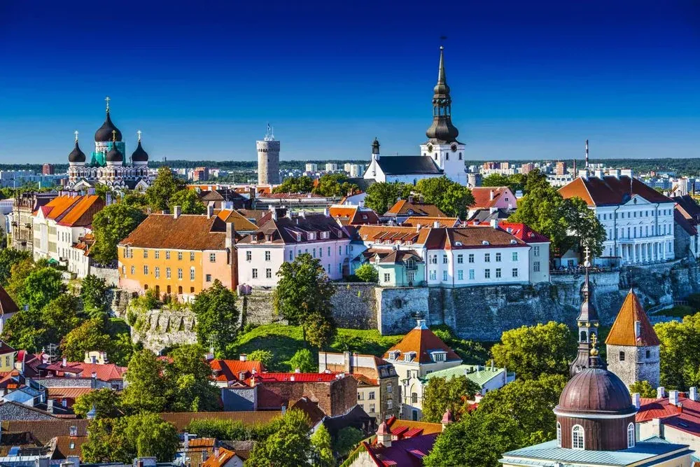 Tallinn vieille ville médiévale, tours et front de mer baltique en Estonie