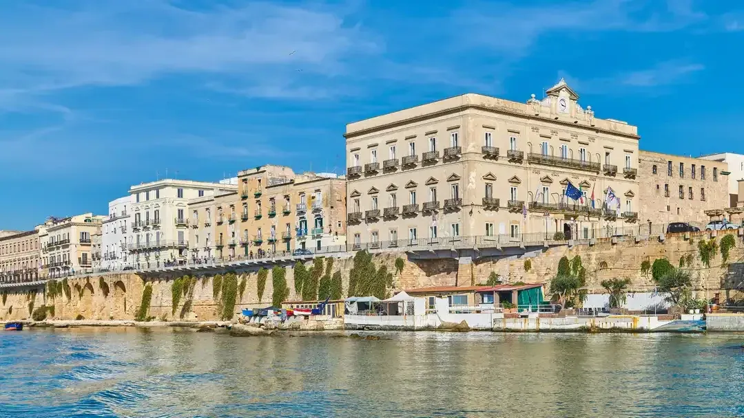 Vieille ville de Tarente, front de mer et château aragonais dans le sud de l'Italie
