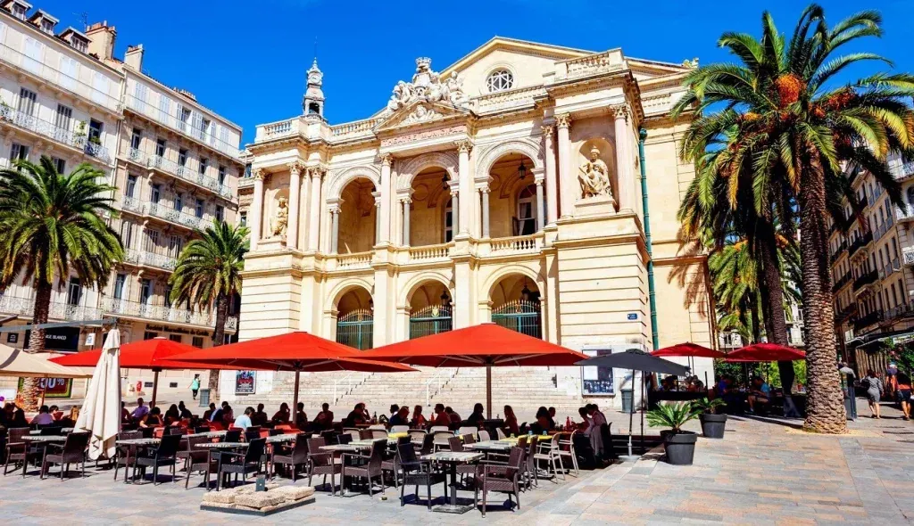 Toulon port, vieille ville et front de mer méditerranéen dans le sud de la France