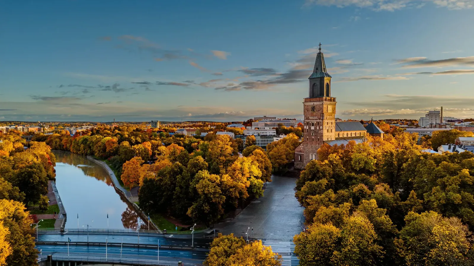 Turku bord de rivière, château et paysage urbain de l'archipel finlandais