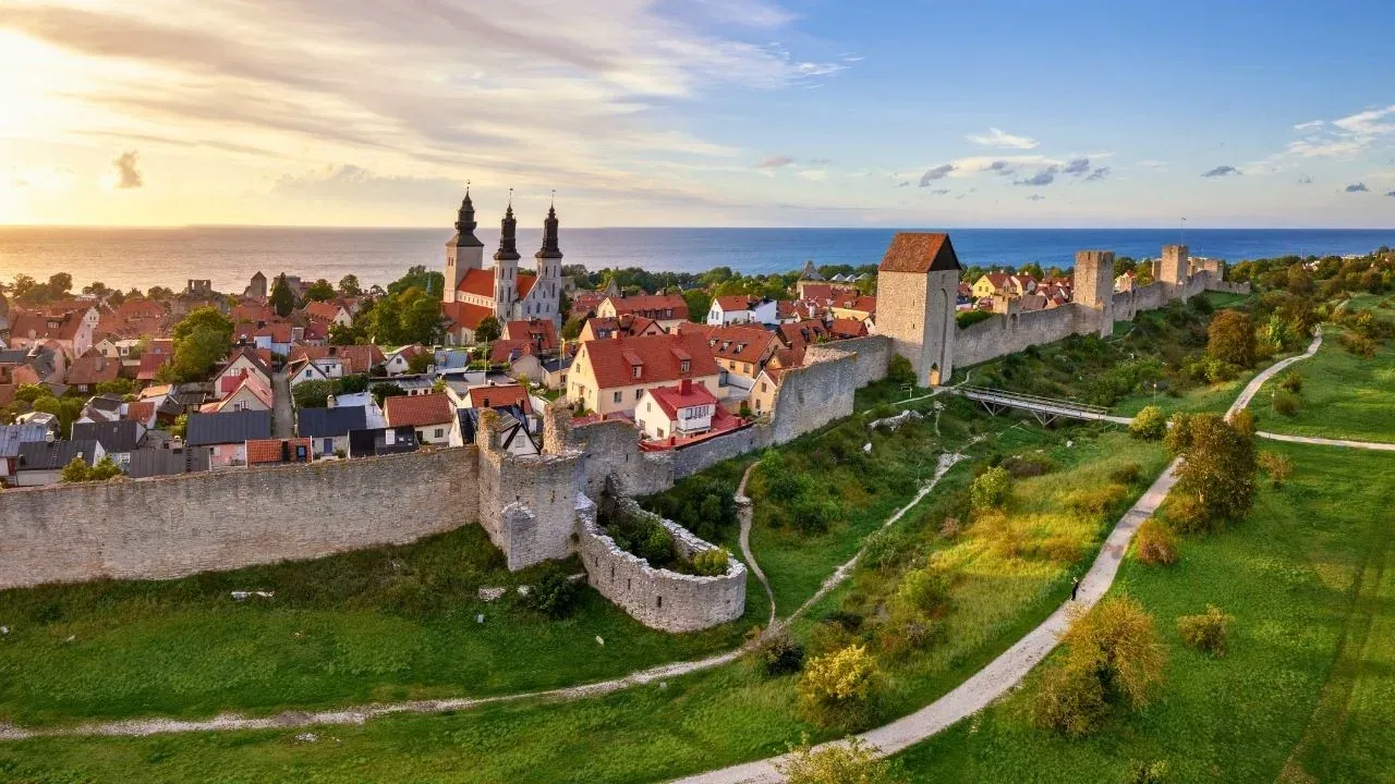 Visby remparts médiévaux, toits et front de mer de la Baltique à Gotland