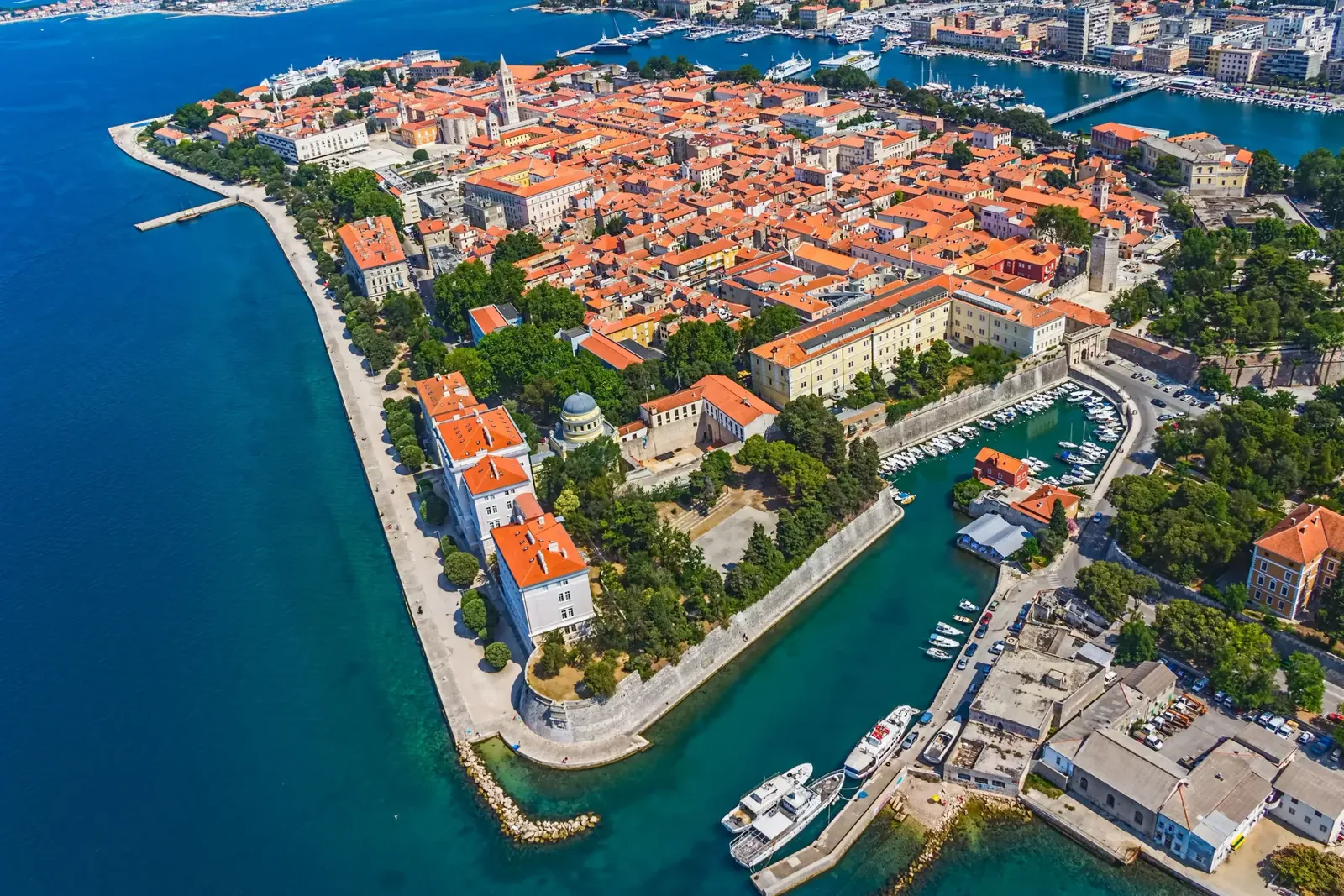 Zadar front de mer de la vieille ville, mer Adriatique et centre historique en Croatie
