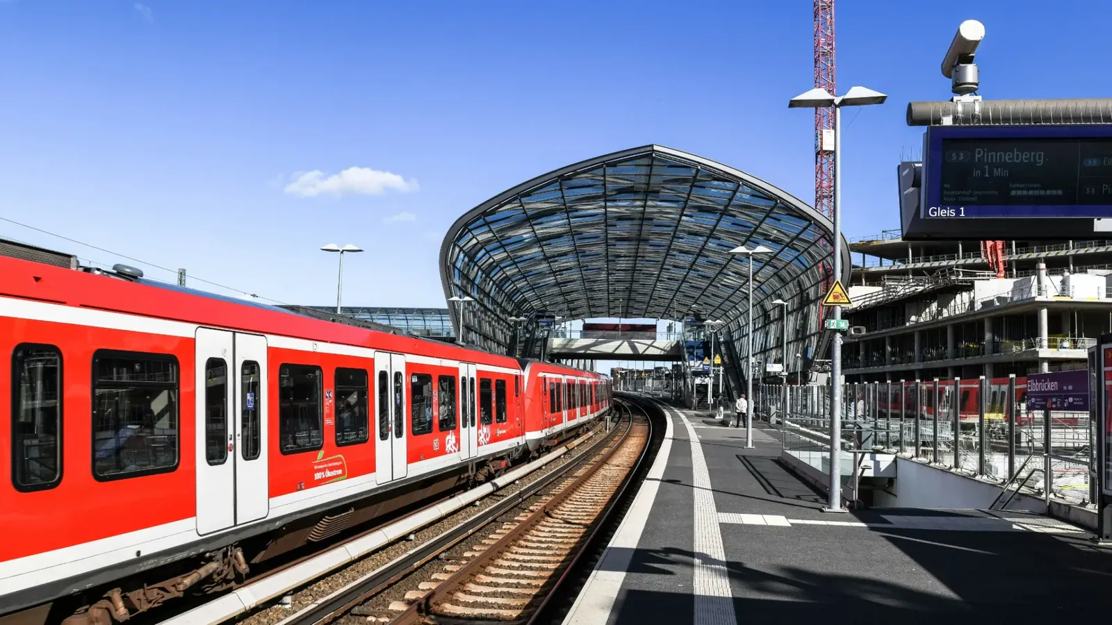 Voyage en train à travers une plate-forme de gare