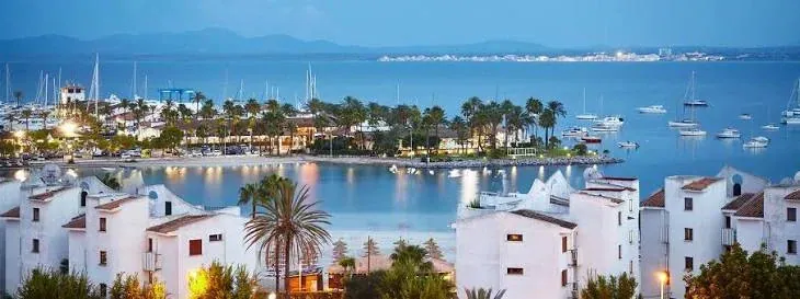 Port et front de mer d'Alcúdia dans le nord de Majorque