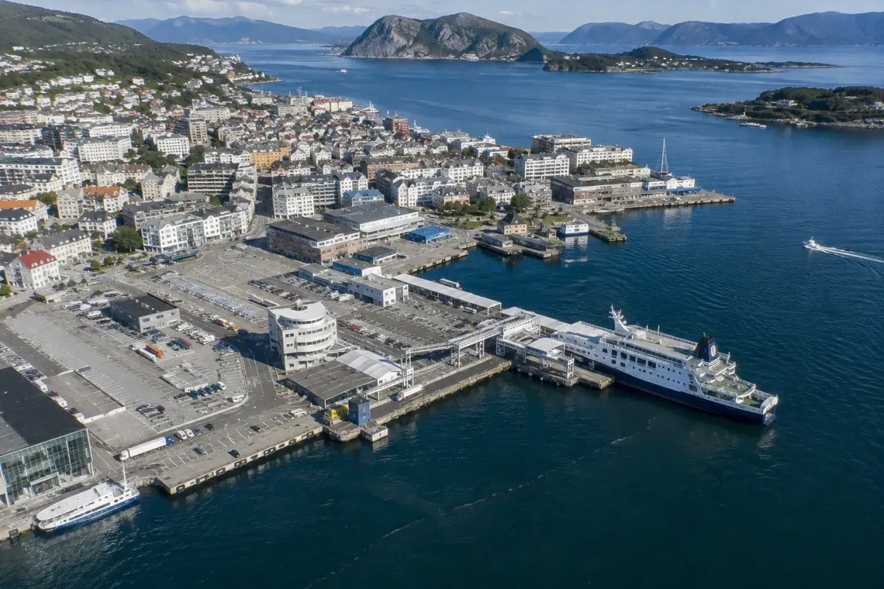 Quai et port du ferry côtier Ålesund