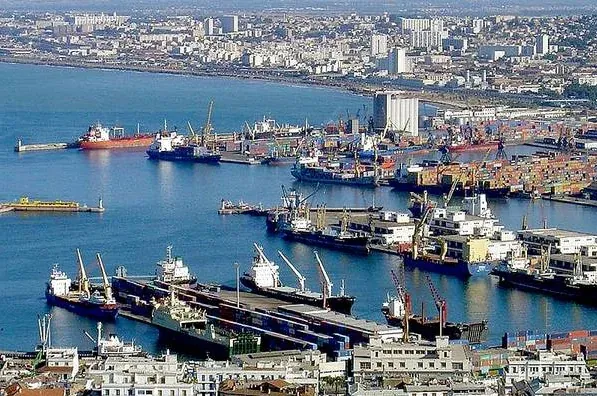 Alger port de ferry et front de mer en Algérie