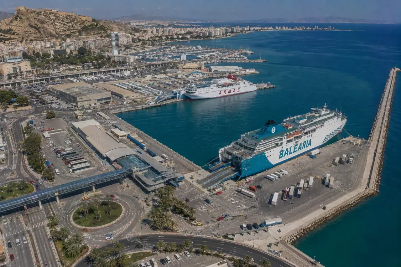 Portail de ferry et front de mer à Alicante