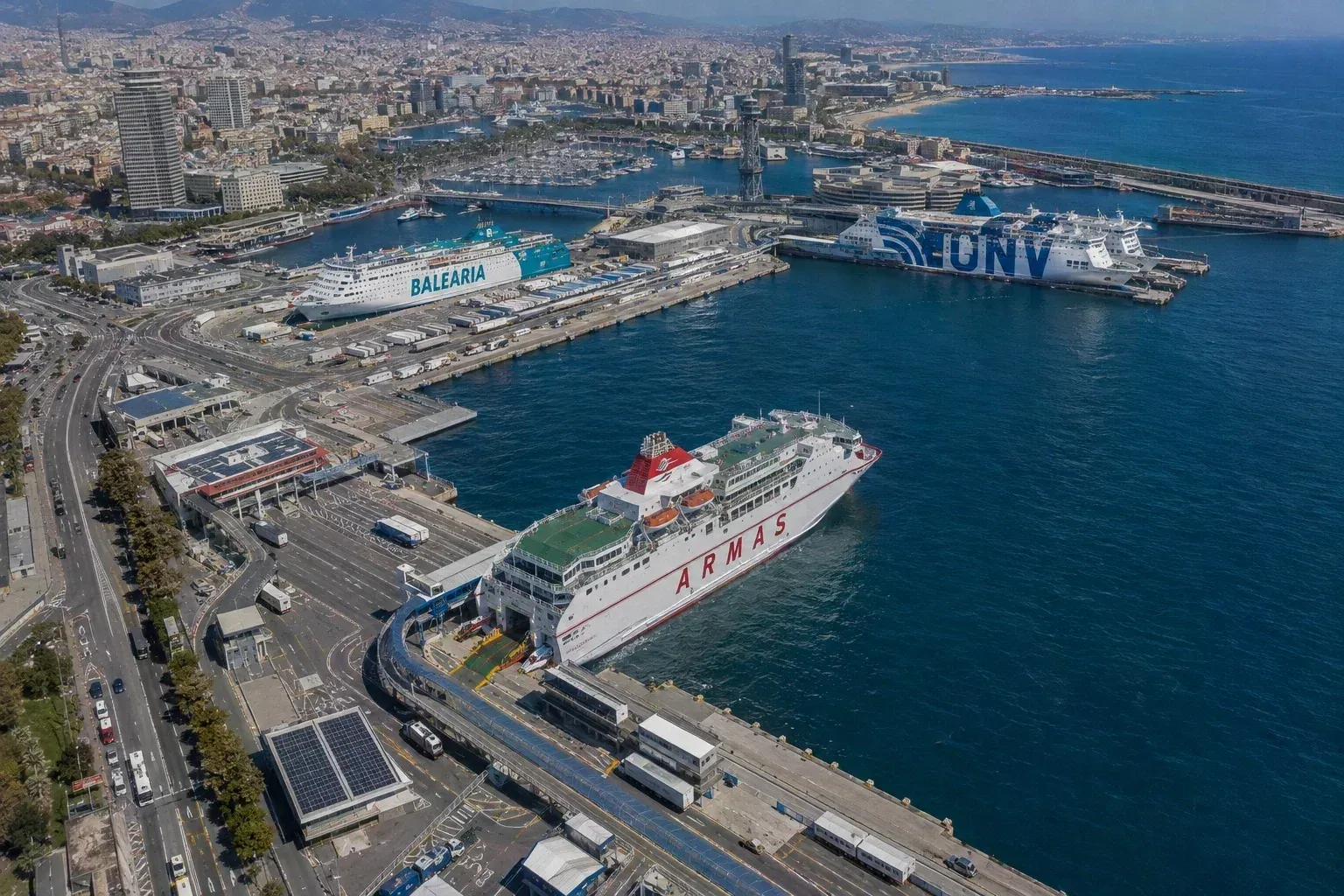Vue aérienne du port de ferry de Barcelone et des postes d'amarrage des ferries des Baléares