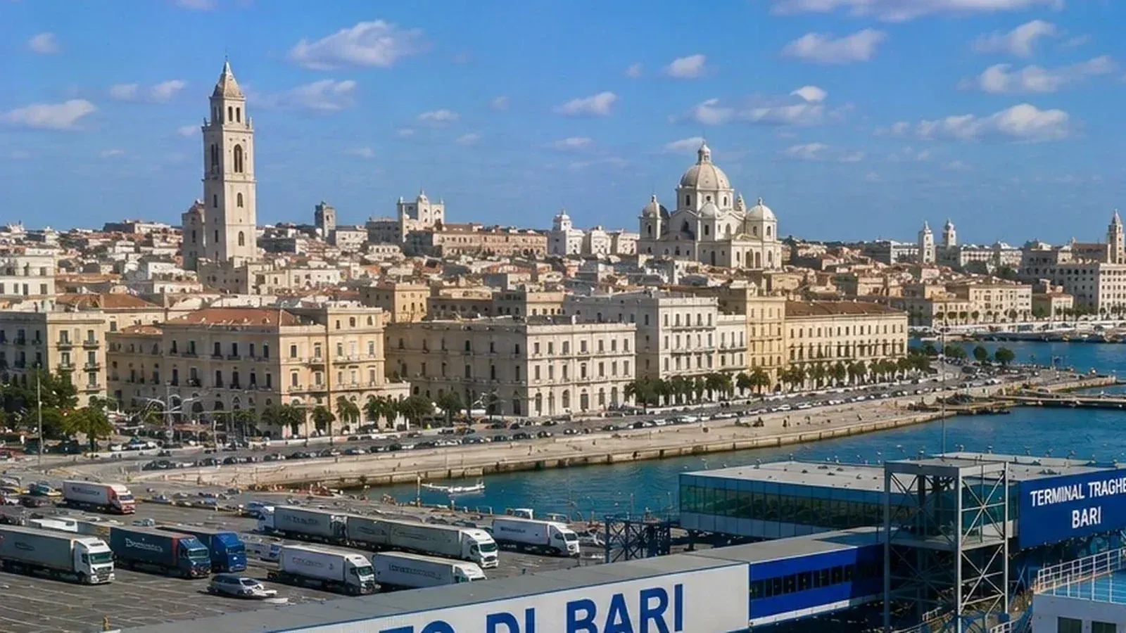 Bari port de ferry et front de mer de l'Adriatique