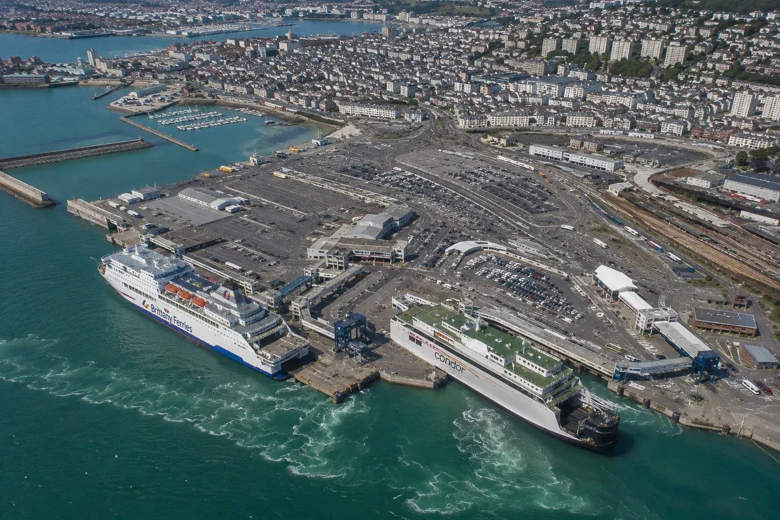 Vue aérienne du port de ferry et du port de Cherbourg en Normandie