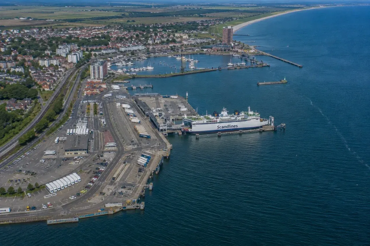 Ferry de passagers et port de Cuxhaven sur la mer du Nord