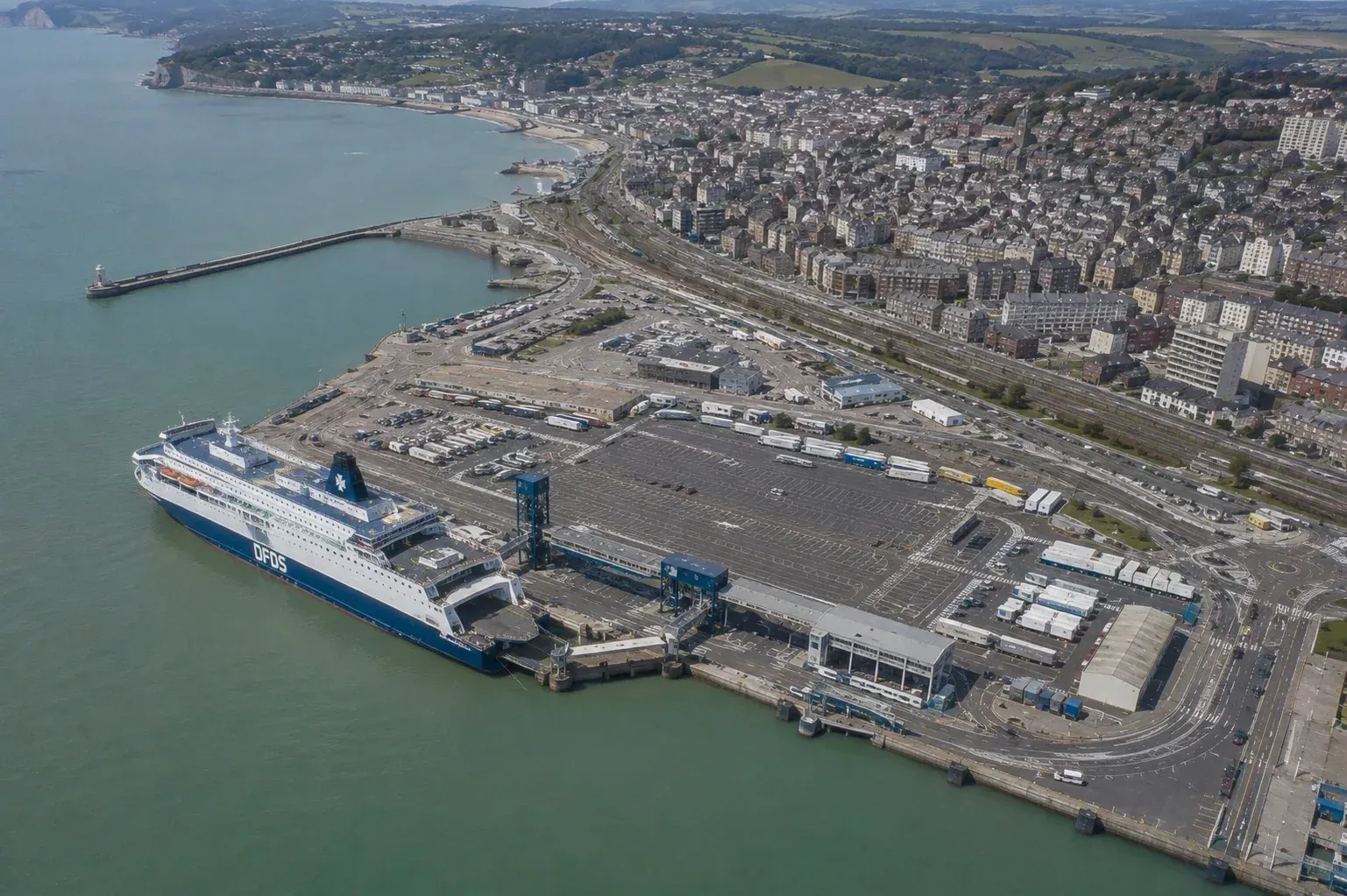 Vue aérienne du port de ferry Dieppe avec un ferry DFDS au terminal