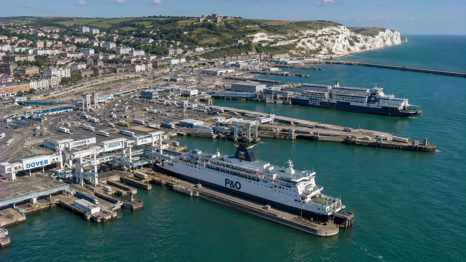 Port de Douvres terminal de ferry passager sous les falaises blanches
