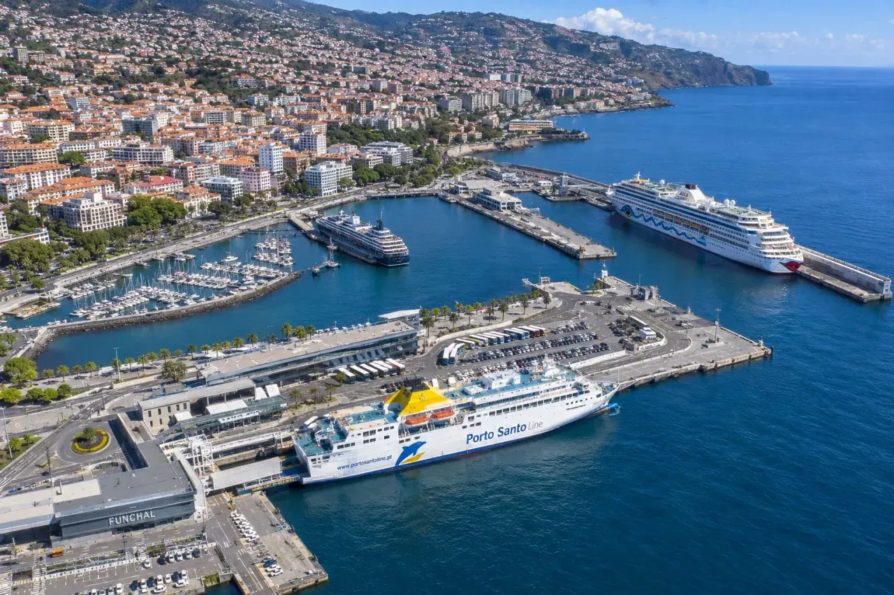 Port de Funchal zone de ferry passagers sur Madère