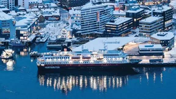 Navire Hurtigruten à Kirkenes sur la côte arctique de Norvège