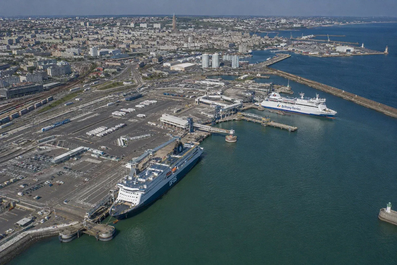 Vue aérienne du port de ferry Le Havre avec un navire Brittany Ferries