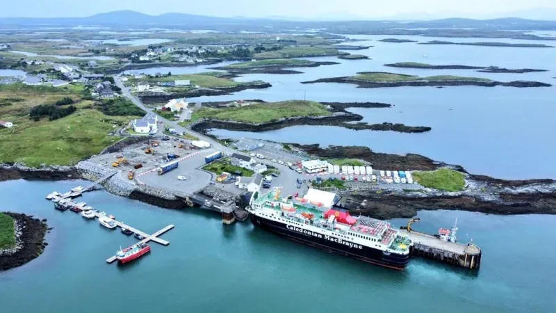 Port de ferry Lochmaddy dans l'Uist Nord