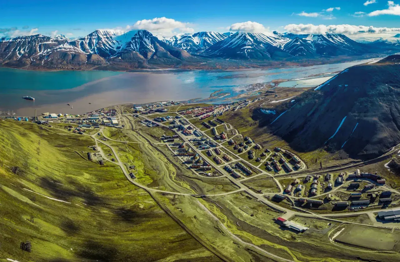 Longyearbyen et le paysage environnant de Svalbard