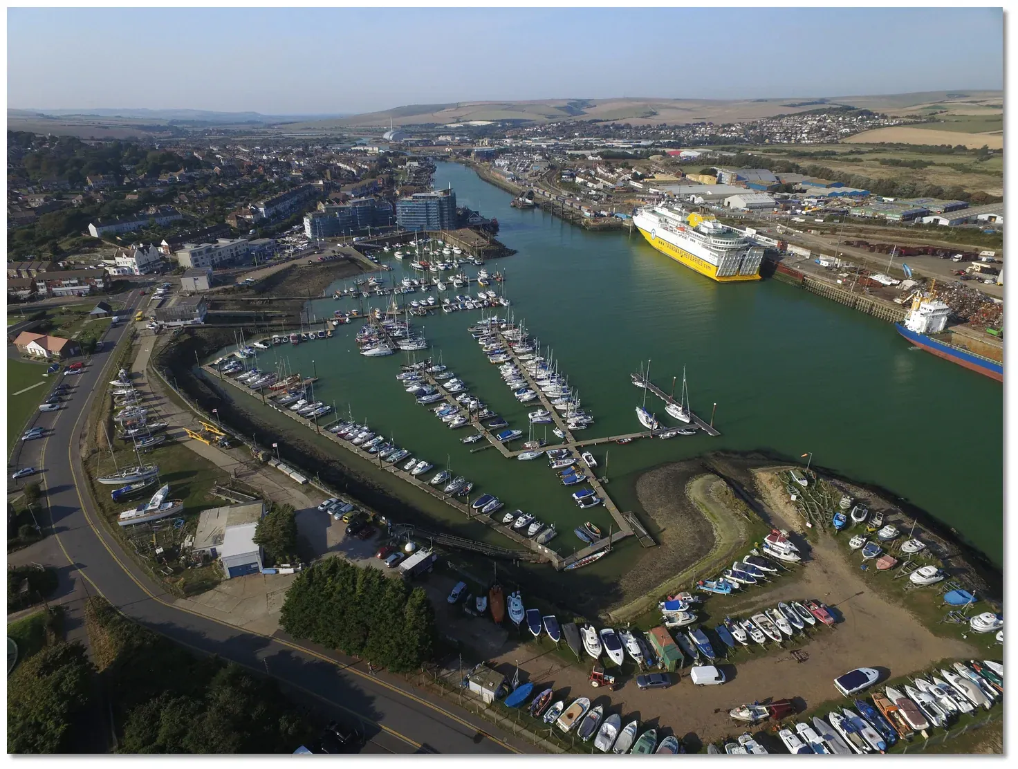 Vue aérienne du port de ferry et du port de Newhaven dans l'East Sussex
