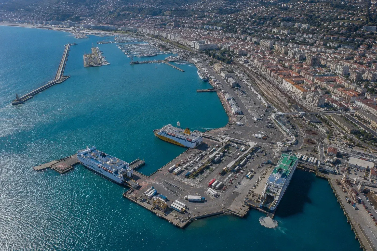 Vue aérienne de Nice port de ferry avec Corsica Ferries navires au terminal